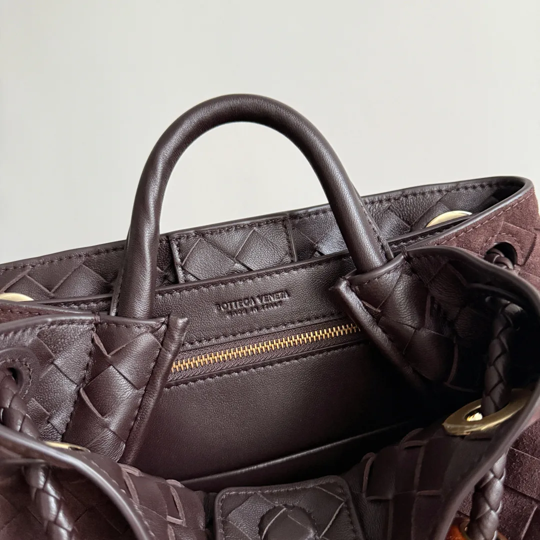 The new Andiamo batch of 3060 BV is shipped‼ ️The classic intercciato weaving process is used to create a soft bag, the metal knot is made of micro-cast aluminum using jewelry technology🪢, and the decorative beads are made of metal and hand-polished oak, allowing you to jump repeatedly between elegance and fun💃, making it unpredictable. Classic and versatile, it shows off your temperament, and the bag has a large capacity, making it very convenient for daily commuting! It has a variety of carrying methods, the shoulder straps can be adjusted by yourself, the original lambskin feels soft and delicate, and the unisex style breaks gender boundaries and brings a more practical and long-lasting use experience. The Andiamo, which has both elegant and casual styles, perfectly interprets the "fashionable old money style". Style number: 743568+wood hardware Color: suede black brown Size: 25*22*10.5cm